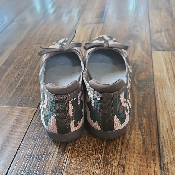 New Cloudsteppers by Clarks. Pink,Olive,White Camo Patterned Flats W/ Bow (Sz.8) - Picture 6 of 14